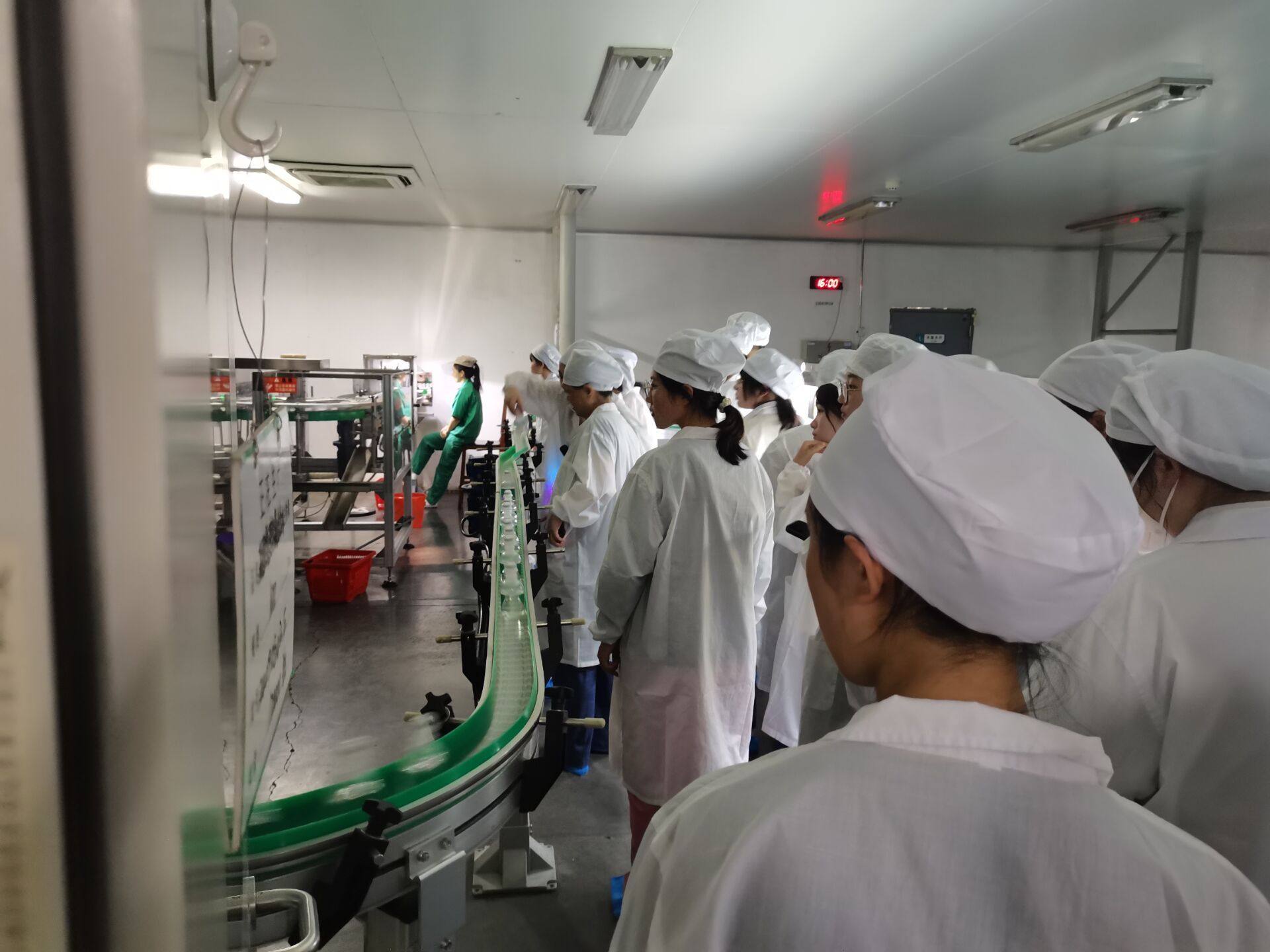 一群人在厨房里工作中度可信度描述已自动生成 一群人在厨房里工作中度可信度描述已自动生成