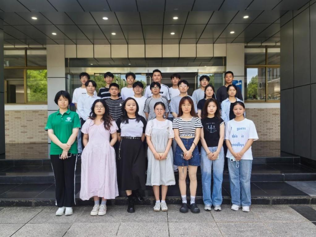 一群人站在一起描述已自动生成 一群人站在一起描述已自动生成