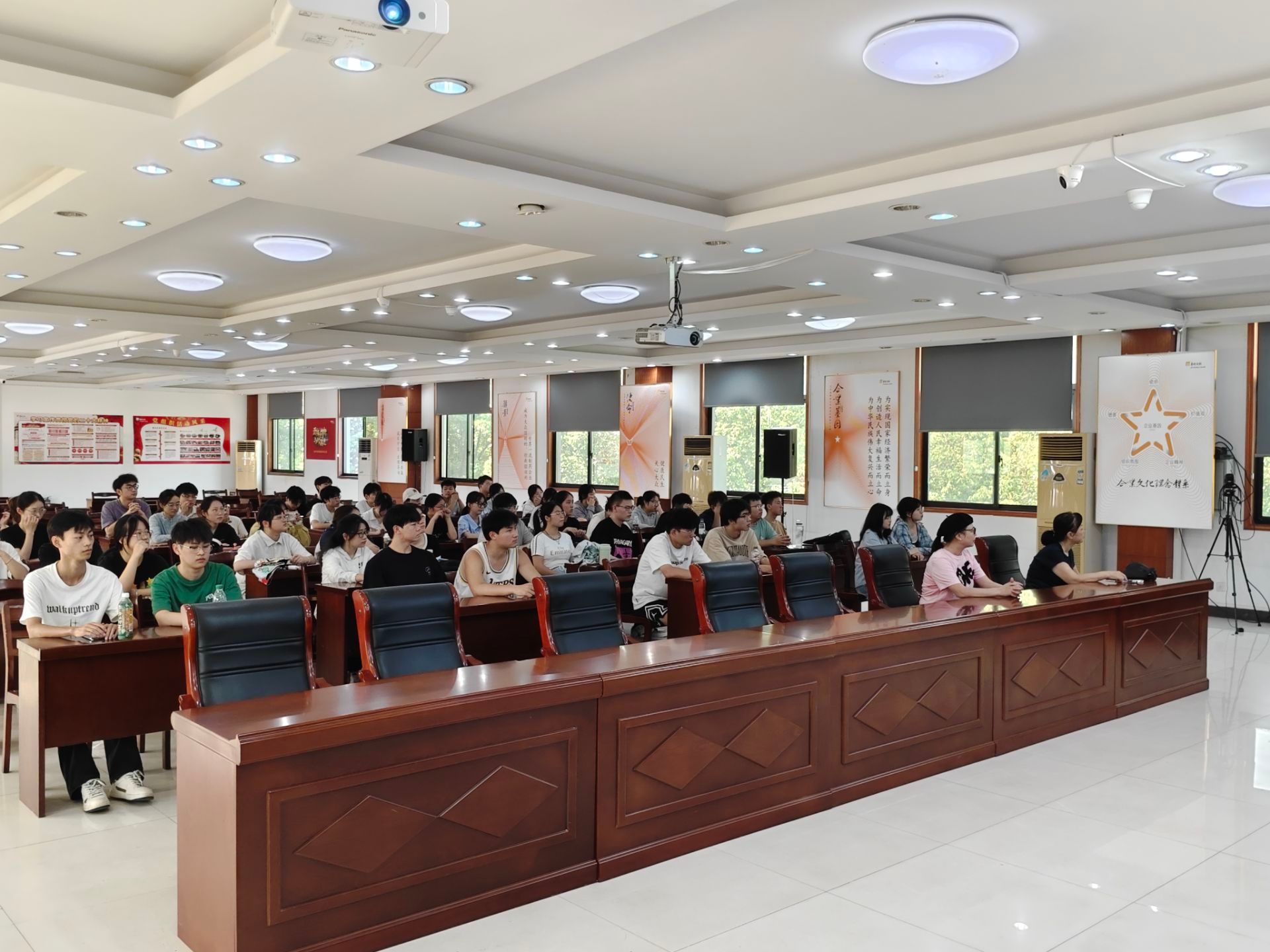 人们在房间里中度可信度描述已自动生成 人们在房间里中度可信度描述已自动生成