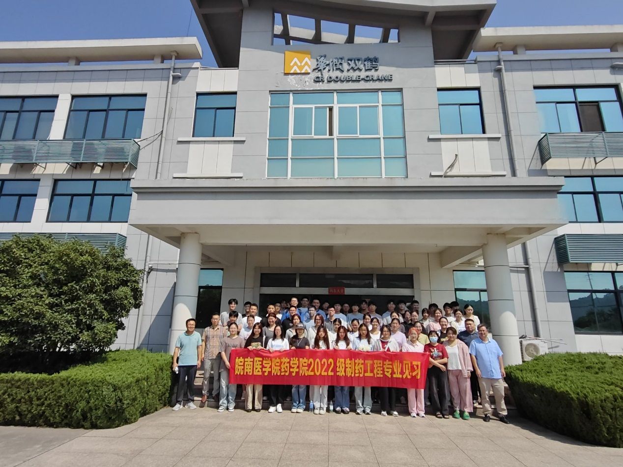 建筑前有许多人中度可信度描述已自动生成 建筑前有许多人中度可信度描述已自动生成