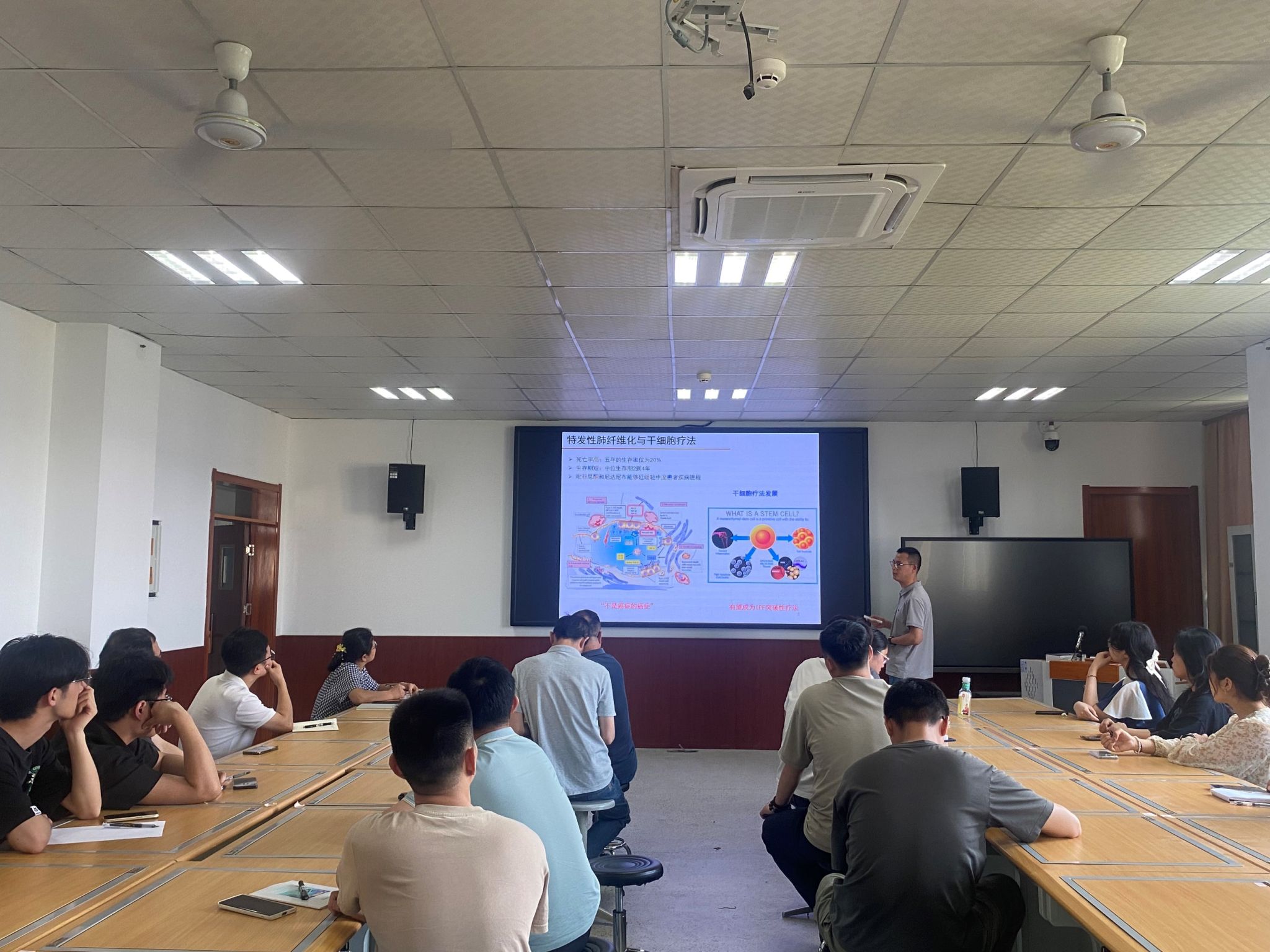 会议室里的人们AI 生成的内容可能不正确。 会议室里的人们AI 生成的内容可能不正确。